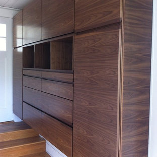 Diseño de vestidor de hombre, vintage, grande, con puertas de armario de madera oscura y suelo de madera clara