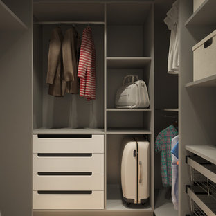 Esempio di piccoli armadi e cabine armadio unisex minimal con ante bianche e parquet chiaro