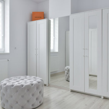 Minimalist scandinavian bedroom with walk-in closet