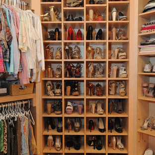 Immagine di armadi e cabine armadio per donna classici con nessun'anta, ante in legno chiaro, moquette e pavimento beige