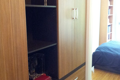 Foto de armario unisex minimalista de tamaño medio con puertas de armario de madera clara, suelo de madera clara, armarios con paneles lisos y suelo marrón