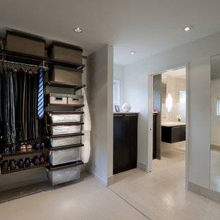 Ejemplo de vestidor moderno con suelo de travertino