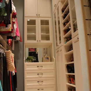 Esempio di una grande cabina armadio per donna minimalista con ante bianche, pavimento in linoleum e ante con riquadro incassato