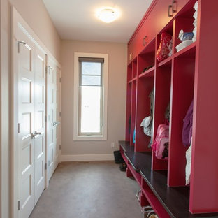 Diseño de armario vestidor minimalista, grande, con armarios con paneles lisos, puertas de armario blancas y suelo de cemento