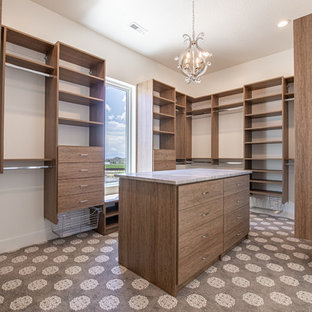 Ejemplo de vestidor unisex, de estilo de casa de campo, grande, con armarios con paneles lisos, puertas de armario de madera oscura, moqueta y suelo beige