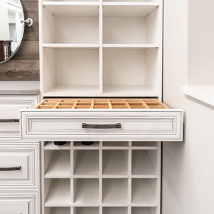 Foto di un piccolo spazio per vestirsi unisex chic con ante con bugna sagomata, ante beige, moquette e pavimento multicolore