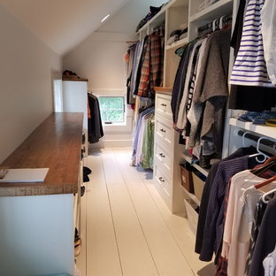 Diseño de armario vestidor unisex, de estilo de casa de campo, grande, con puertas de armario blancas, armarios estilo shaker, suelo de madera pintada y suelo blanco