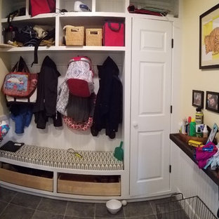 Imagen de armario vestidor unisex, campestre, grande, con armarios con paneles con relieve, puertas de armario blancas y suelo de baldosas de cerámica