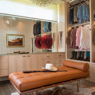 Idéer för att renovera ett mellanstort 60 tals walk-in-closet för män, med släta luckor, klinkergolv i porslin och skåp i ljust trä