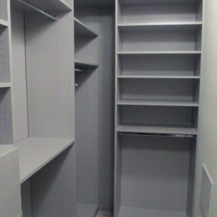 Ejemplo de armario vestidor unisex, minimalista, pequeño, con armarios con paneles lisos, puertas de armario grises, moqueta y suelo beige