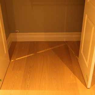 Immagine di un armadio o armadio a muro unisex mediterraneo di medie dimensioni con parquet chiaro
