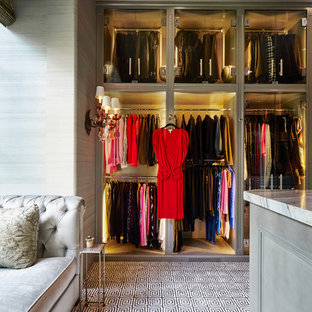 Bild på ett stort vintage walk-in-closet för kvinnor, med grå skåp, heltäckningsmatta och luckor med glaspanel
