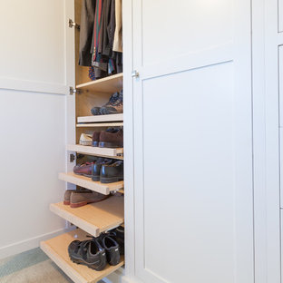 Immagine di un grande armadio o armadio a muro per uomo minimalista con ante in stile shaker, ante bianche, moquette e pavimento beige