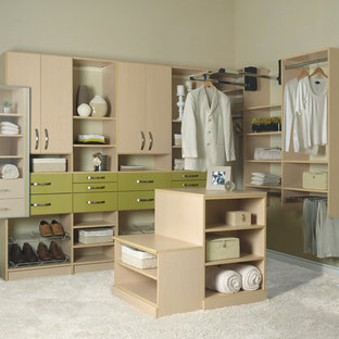 Ejemplo de vestidor de mujer, actual, de tamaño medio, con armarios con paneles lisos, puertas de armario de madera clara, moqueta y suelo blanco