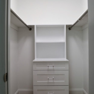 Imagen de armario vestidor unisex, vintage, pequeño, con armarios estilo shaker, puertas de armario blancas y suelo de madera clara