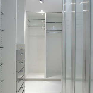 Foto de armario vestidor de hombre, minimalista, de tamaño medio, con armarios con paneles lisos, puertas de armario grises, suelo de baldosas de porcelana y suelo beige