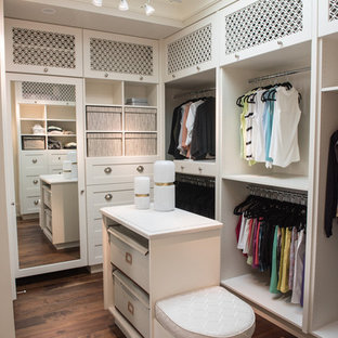 Idee per una grande cabina armadio unisex mediterranea con ante in stile shaker, ante bianche e parquet scuro