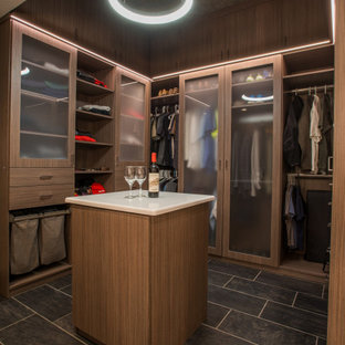 Idéer för mellanstora funkis walk-in-closets för män, med släta luckor, skåp i mellenmörkt trä, klinkergolv i keramik och grått golv