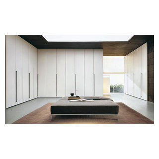 Modern white walk in closet with floor to ceiling storage - Modern - Closet  - Miami - by Arredo Casa Group | Houzz