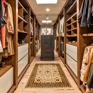 Exempel på ett modernt walk-in-closet för könsneutrala, med öppna hyllor, skåp i mellenmörkt trä, ljust trägolv och beiget golv