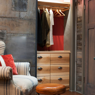 Idee per un piccolo armadio o armadio a muro unisex boho chic con ante lisce, ante in legno chiaro e pavimento in sughero