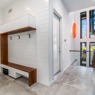 Idee per una grande cabina armadio unisex moderna con ante lisce, ante bianche, pavimento in cemento e pavimento grigio