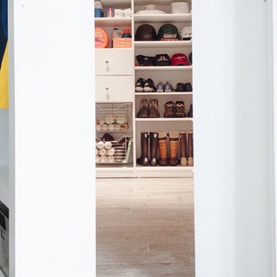Modelo de armario vestidor unisex, clásico, grande, con puertas de armario blancas y suelo de baldosas de cerámica