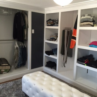 Foto de armario vestidor unisex, romántico, grande, con puertas de armario blancas y suelo de madera clara