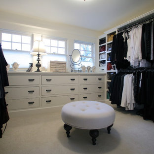 Foto på ett stort vintage walk-in-closet för kvinnor, med släta luckor, vita skåp och heltäckningsmatta