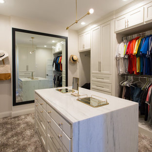 Imagen de armario y vestidor costero, grande, con moqueta