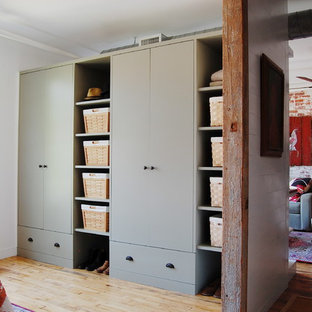 Idee per armadi e cabine armadio industriali con parquet chiaro