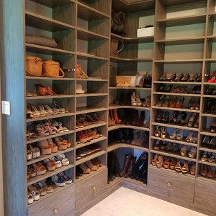 Foto de armario vestidor unisex, tradicional renovado, grande, con armarios abiertos, puertas de armario de madera en tonos medios, moqueta y suelo beige