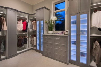 Modelo de armario vestidor unisex contemporáneo con armarios estilo shaker, puertas de armario grises, moqueta y suelo beige