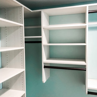 Foto di una cabina armadio unisex stile americano di medie dimensioni con nessun'anta, ante in legno chiaro, parquet chiaro e pavimento arancione