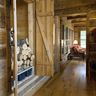 Ispirazione per armadi e cabine armadio rustici con pavimento in legno massello medio e ante in legno chiaro