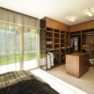 Foto de vestidor contemporáneo con armarios abiertos y puertas de armario de madera en tonos medios
