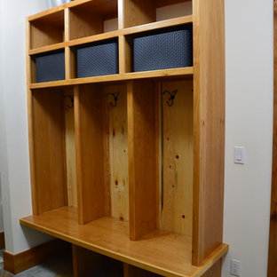Immagine di una grande cabina armadio unisex rustica con ante marroni, pavimento in pietra calcarea e pavimento multicolore