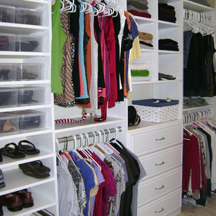 Réalisation d'un dressing tradition de taille moyenne et neutre avec un placard à porte plane, des portes de placard blanches et un sol en bois clair.
