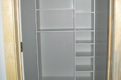 Foto de armario vestidor unisex moderno de tamaño medio con armarios abiertos y puertas de armario blancas