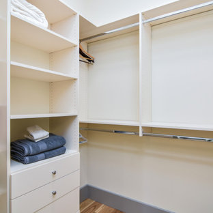 Ispirazione per una cabina armadio unisex mediterranea di medie dimensioni con nessun'anta, ante bianche, pavimento con piastrelle in ceramica e pavimento beige
