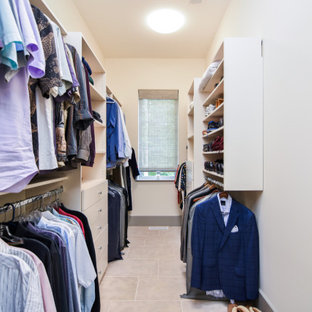 Foto di una cabina armadio unisex mediterranea di medie dimensioni con nessun'anta, ante bianche, pavimento con piastrelle in ceramica e pavimento beige