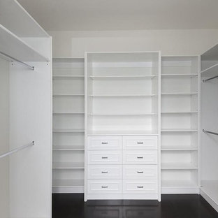 Idéer för att renovera ett stort vintage walk-in-closet för könsneutrala, med luckor med infälld panel, vita skåp, mörkt trägolv och brunt golv