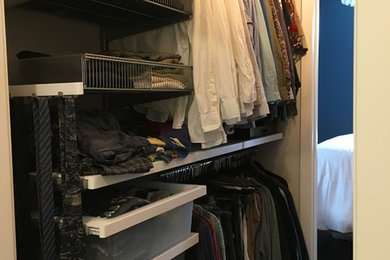 Modelo de armario vestidor de mujer actual de tamaño medio con armarios abiertos, puertas de armario blancas, suelo de madera oscura y suelo marrón