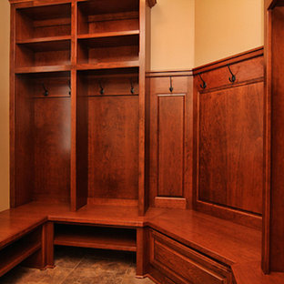Foto de armario vestidor unisex, clásico, con armarios abiertos y puertas de armario de madera oscura