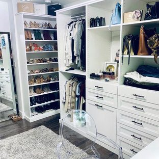 Foto de armario vestidor de mujer, escandinavo, de tamaño medio, con armarios estilo shaker, puertas de armario blancas, suelo de madera oscura y suelo gris