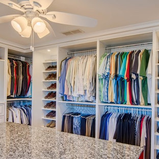 Inspiration för stora klassiska walk-in-closets för könsneutrala, med öppna hyllor och vita skåp