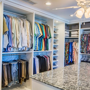 Idéer för att renovera ett stort vintage walk-in-closet för könsneutrala, med öppna hyllor och vita skåp