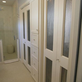 Imagen de armario unisex, de estilo de casa de campo, pequeño, con armarios estilo shaker, puertas de armario blancas y suelo de baldosas de cerámica