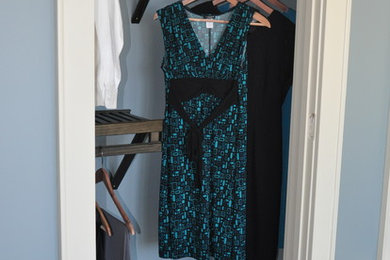 Inspiration för ett litet funkis klädskåp för könsneutrala, med heltäckningsmatta
