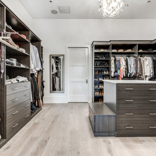 Imagen de armario vestidor unisex, tradicional renovado, grande, con armarios abiertos, puertas de armario marrones, suelo de madera en tonos medios y suelo marrón